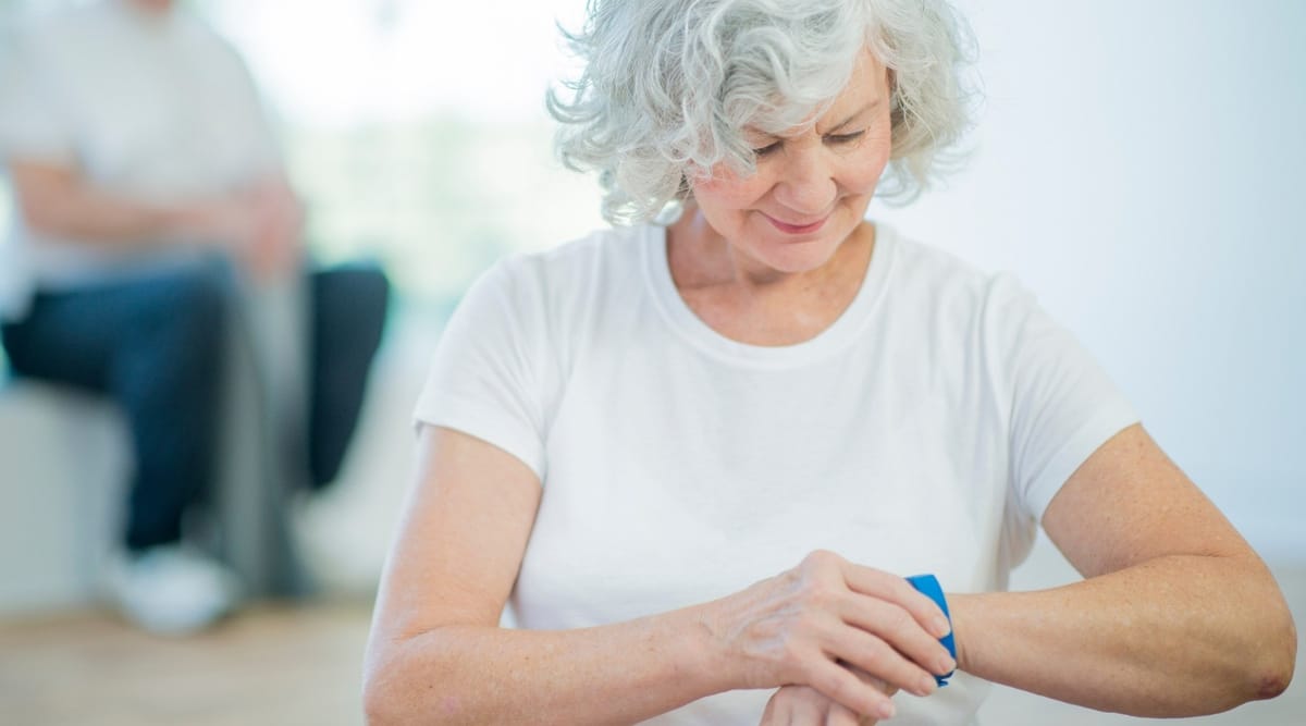 Best Fitness Tracker For Seniors - Smart Guide